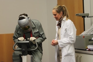 Ergometer-Test mit Alterssimulationsanzug werden altersbedingte Leistungseinschränkungen sichtbar