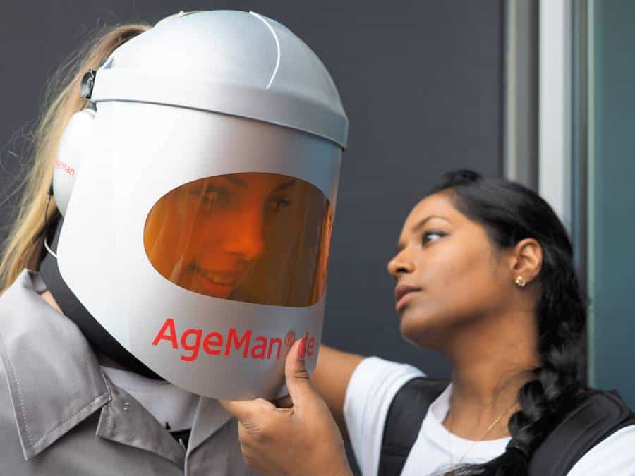 Unsere jungen Moderatoren des Teams - Alterssimulationsanzug AgeExplorer mieten - betreuen Besucher von Jobmessen