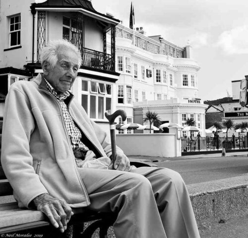 Dieser alte Mann ist schwerhörig