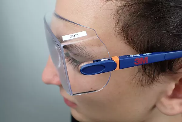Brille zum Simulieren einer Sehbehinderung mit Restsehfähigkeit von 20 Prozent.