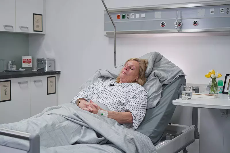 Simulationsperson liegt im Bett eines Skills Labs